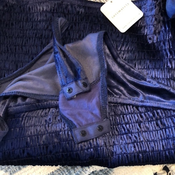 Free People girls Just Wanna Bodysuit Sz M Navy Smocked Puff Sleeve Velvet - Picture 8 of 8